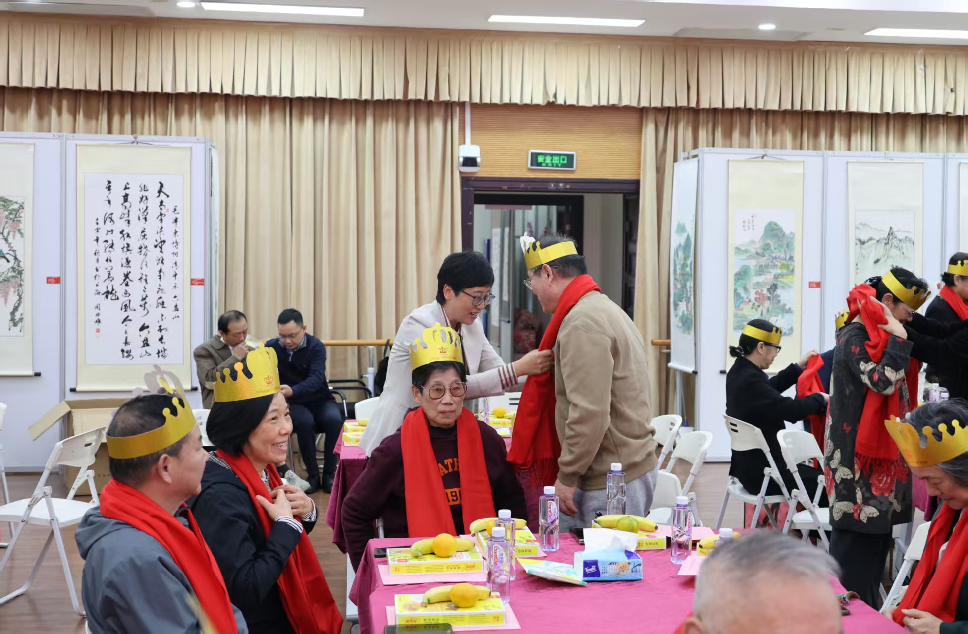 领导为寿星敬献佩戴红围巾