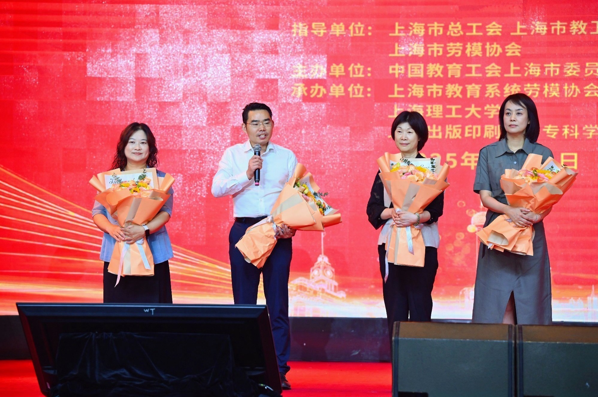 向上海市教育系统劳模先进代表献花